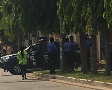 YANZU-YANZU: Ƴan-sanda, DSS sun mamaye shalkwatar APC a Abuja YANZU-YANZU: Ƴan-sanda, DSS sun mamaye shalkwatar APC a Abuja