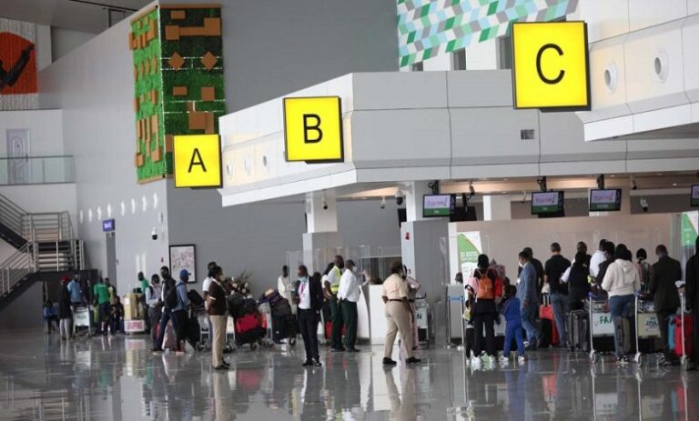 FAAN ta dakatar da wasu ma’aikata bisa zargin karɓar na-goro a hannun fasinja FAAN ta dakatar da wasu ma’aikata bisa zargin karɓar na-goro a hannun fasinja