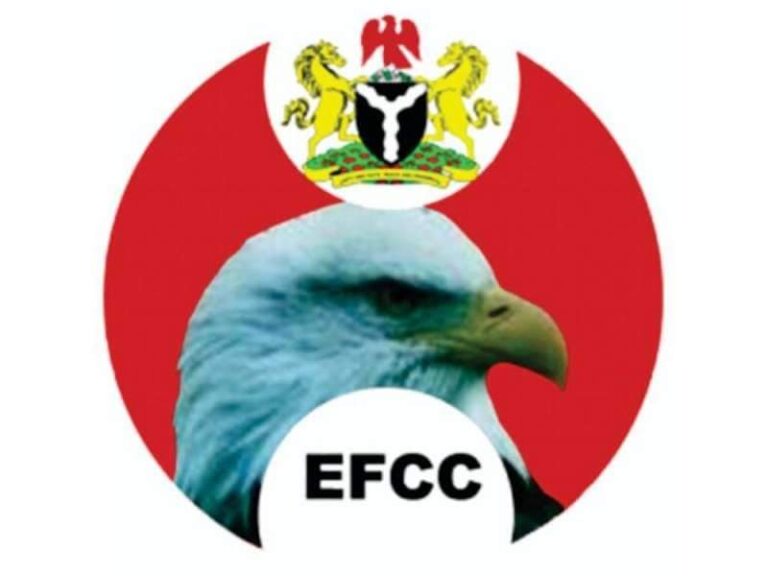 Mutumin da yai basaja a zuwan bature ne shi, ya faɗa komar EFCC kan damfarar $200,000 Mutumin da yai basaja a zuwan bature ne shi, ya faɗa komar EFCC kan damfarar $200,000