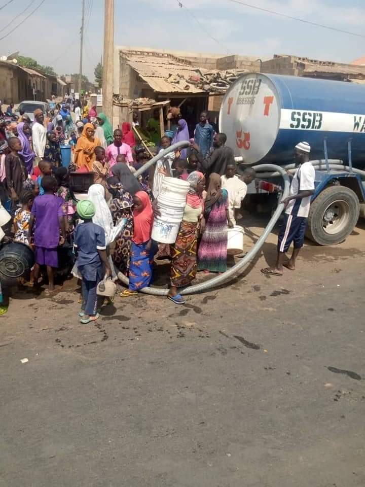 Yajin aikin ƴangaruwa ya haifar da tsananin wahalar ruwa a wata unguwa a Kano Yajin aikin ƴangaruwa ya haifar da tsananin wahalar ruwa a wata unguwa a Kano