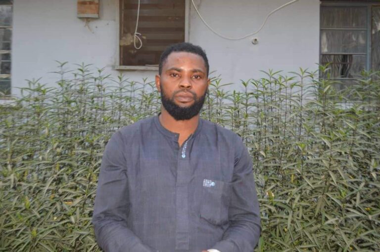 Ƴan-sanda sun cafke saurayin da ya ke yaudarar ƴan-mata ya gudu da wayar su ta salula Ƴan-sanda sun cafke saurayin da ya ke yaudarar ƴan-mata ya gudu da wayar su ta salula