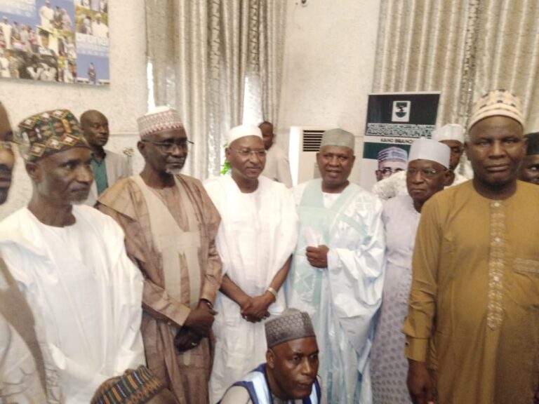 Rikicin APC a Kano: Tsohon mataimakin Ganduje ya sauya sheƙa zuwa ɓangaren Shekarau Rikicin APC a Kano: Tsohon mataimakin Ganduje ya sauya sheƙa zuwa ɓangaren Shekarau