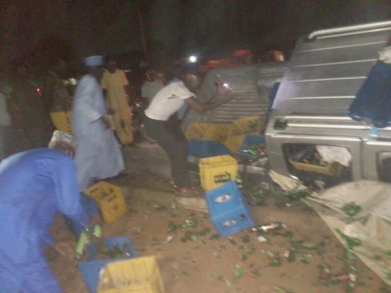 Motar giya ta faɗi daf da ofishin Hisba a Kano Motar giya ta faɗi daf da ofishin Hisba a Kano