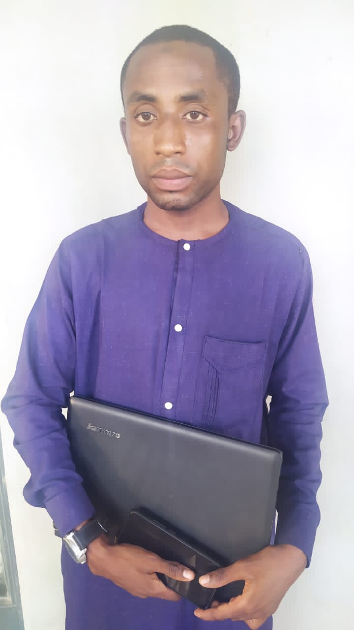 Ƴan sanda sun kama mutumin da ya damfari mutane 37 ta facebook da WhatsApp a Kano Ƴan sanda sun kama mutumin da ya damfari mutane 37 ta facebook da WhatsApp a Kano