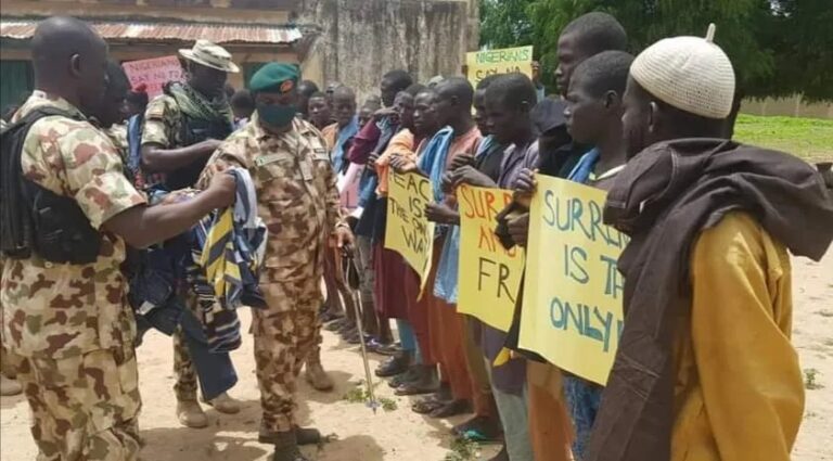 Tubabbun ƴan Boko Haram sun yi zan-zanga, sun faffasa kayan gwamnati a Maiduguri Tubabbun ƴan Boko Haram sun yi zan-zanga, sun faffasa kayan gwamnati a Maiduguri