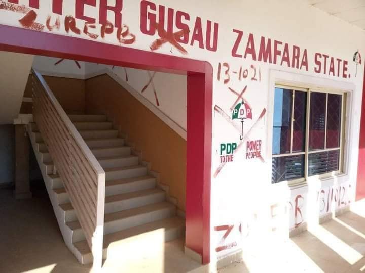 Bayan ya sauya sheƙa zuwa APC, gwamna Matawalle na yunƙurin rushe sakateriyar PDP a Zamfara Bayan ya sauya sheƙa zuwa APC, gwamna Matawalle na yunƙurin rushe sakateriyar PDP a Zamfara