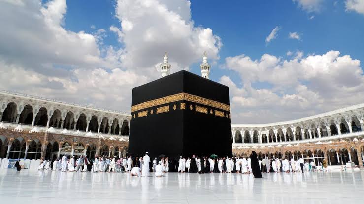 Saudiya ta bar waɗanda ba masu Ummara ba su yi ɗawafi a filin ka’aba Saudiya ta bar waɗanda ba masu Ummara ba su yi ɗawafi a filin ka’aba