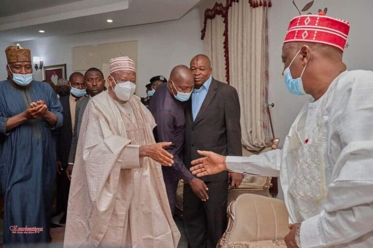 Kwankwaso ya magantu kan ziyarar ta’aziyya da Ganduje ya kai masa Kwankwaso ya magantu kan ziyarar ta’aziyya da Ganduje ya kai masa