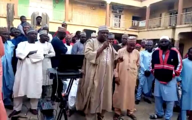 Mai baiwa Ganduje Shawara tare da dubban ƴan jam’iya sun koma ɓangaren Shekarau Mai baiwa Ganduje Shawara tare da dubban ƴan jam’iya sun koma ɓangaren Shekarau