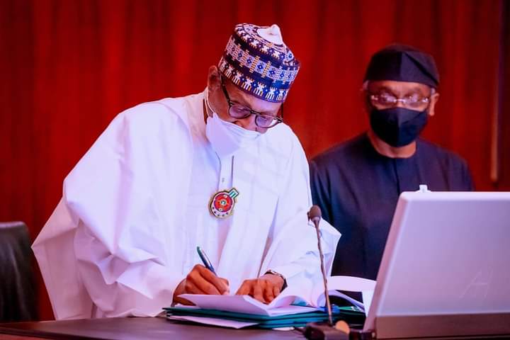 YANZU-YANZU: Buhari ya sanya hannu a kasafin kuɗi na shekara ta 2022 YANZU-YANZU: Buhari ya sanya hannu a kasafin kuɗi na shekara ta 2022