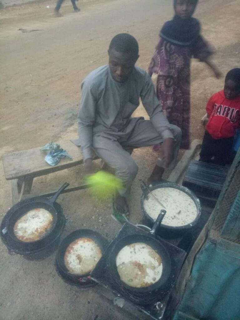 Bayan ya kammala digiri a jami’a, matashi ya koma soya wainar fulawa a Kano Bayan ya kammala digiri a jami’a, matashi ya koma soya wainar fulawa a Kano