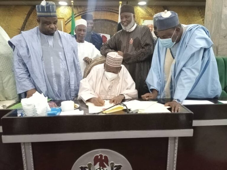 Gwamna Ganduje ya sanya hannu a kasafin kuɗin shekara ta 2022 Gwamna Ganduje ya sanya hannu a kasafin kuɗin shekara ta 2022