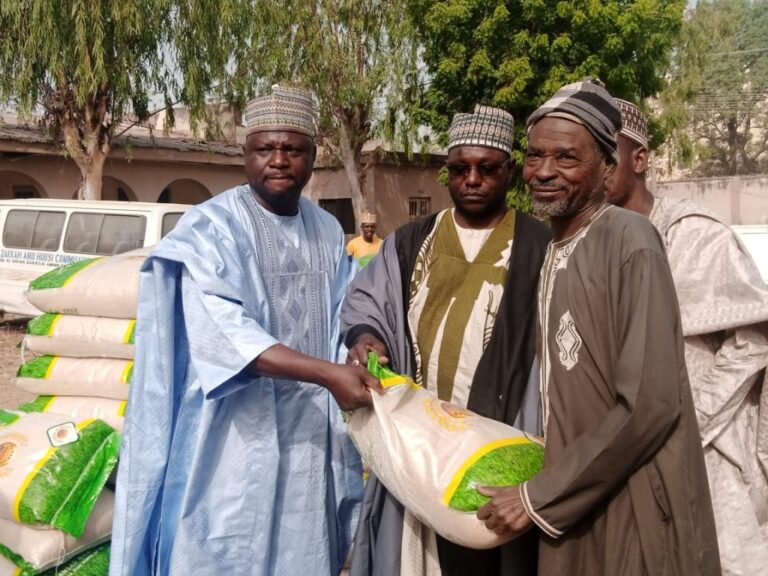 Hukumar Zakka ta Jihar Kano ta raba buhunhunan shinkafa 400 ga mabuƙata Hukumar Zakka ta Jihar Kano ta raba buhunhunan shinkafa 400 ga mabuƙata