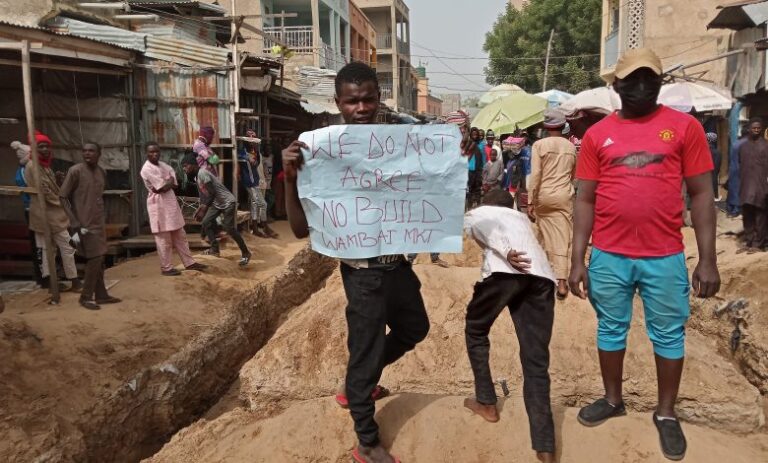 Kotu ta dakatar da gwamnatin Kano da ga gina shaguna a Kasuwar Wambai Kotu ta dakatar da gwamnatin Kano da ga gina shaguna a Kasuwar Wambai