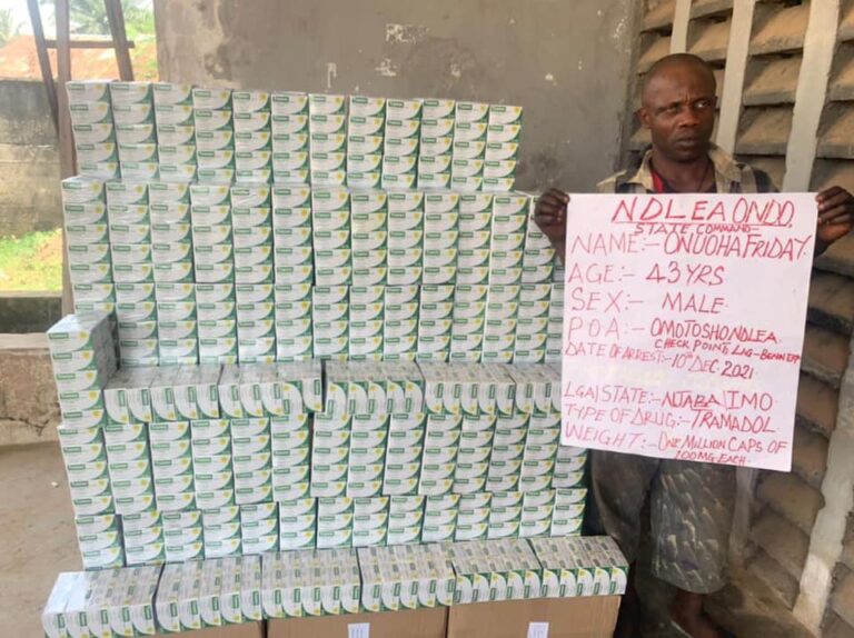 NDLEA ta kama dillalin ƙwaya da tramadol miliyan 1 a wajensa NDLEA ta kama dillalin ƙwaya da tramadol miliyan 1 a wajensa