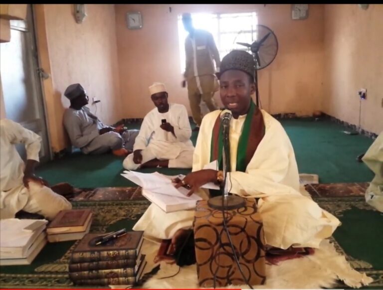 Ɗanzago ga Ganduje: Kawai ka bada kai bori ya hau Ɗanzago ga Ganduje: Kawai ka bada kai bori ya hau