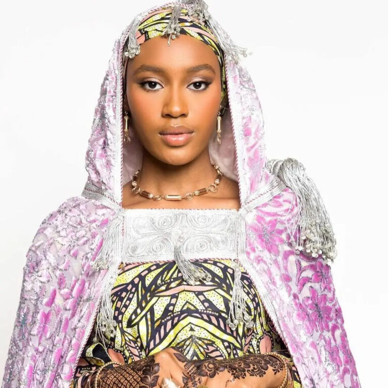 Ƴar Kano, Shatu Garko ta zama mace mai hijabi ta farko da lashe gasar kyau ta bana Ƴar Kano, Shatu Garko ta zama mace mai hijabi ta farko da lashe gasar kyau ta bana