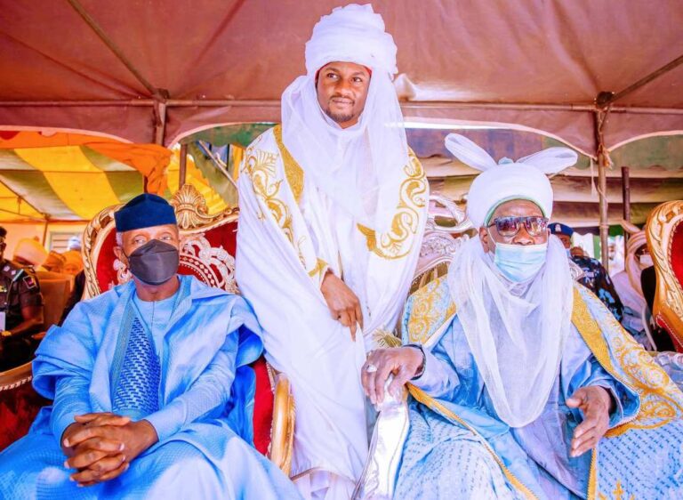 Bayan ya naɗa tsohon shugaban ƙasar Gini a matsayin Talban Daura, Sarkin Daura ya tuɓe rawanin ya baiwa Yusuf Buhari Bayan ya naɗa tsohon shugaban ƙasar Gini a matsayin Talban Daura, Sarkin Daura ya tuɓe rawanin ya baiwa Yusuf Buhari