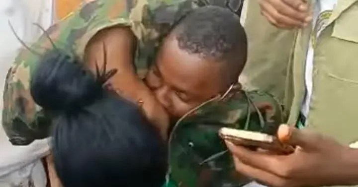MATAR MUTUM KABARINSA: Ɗan bautar ƙasa ya yi baiko da macen soja a sananin NYSC MATAR MUTUM KABARINSA: Ɗan bautar ƙasa ya yi baiko da macen soja a sananin NYSC