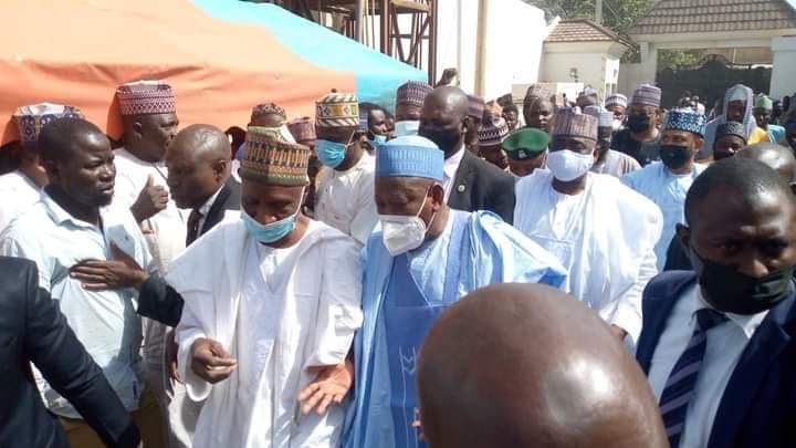 Ganduje ya ziyarci Ɗanzago kan rasuwar yayansa Ganduje ya ziyarci Ɗanzago kan rasuwar yayansa