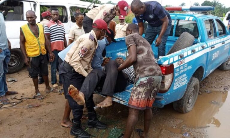 Mutane 19 sun mutu, 26 kuma sun samu raunuka a haɗarin mota a Kano Mutane 19 sun mutu, 26 kuma sun samu raunuka a haɗarin mota a Kano