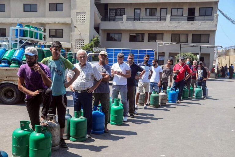 Ma’aikatan sufuri a Lebanon sun rufe manyan hanyoyi yayin zanga-zangar ƙarin farashin gas Ma’aikatan sufuri a Lebanon sun rufe manyan hanyoyi yayin zanga-zangar ƙarin farashin gas