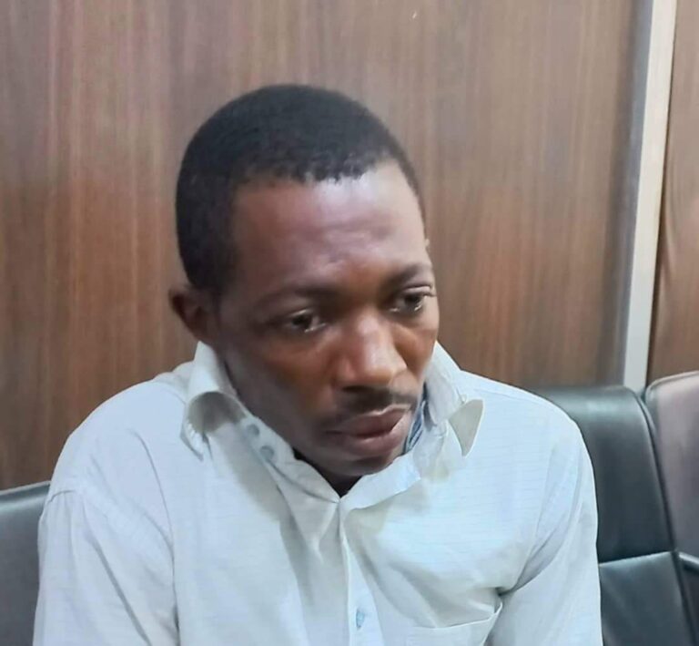 EFCC ta cafke lauyan bogi kan amfani da jabun takardu da yin sojan-gona EFCC ta cafke lauyan bogi kan amfani da jabun takardu da yin sojan-gona