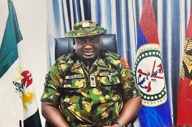 An kama Janar ɗin bogi da almundahanar N270m bayan yai ƙaryar cewa Buhari zai naɗa shi Shugaban sojin ƙasa An kama Janar ɗin bogi da almundahanar N270m bayan yai ƙaryar cewa Buhari zai naɗa shi Shugaban sojin ƙasa