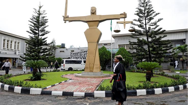 Kotu ta yanke wa ɓarawon wayoyi wata 6 a gidan yari ko tarar N20,000 a Kano Kotu ta yanke wa ɓarawon wayoyi wata 6 a gidan yari ko tarar N20,000 a Kano