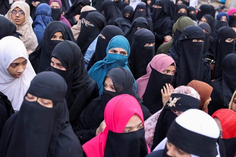 Matasa sun nemi wata makaranta ta hana sanya hijabi a India Matasa sun nemi wata makaranta ta hana sanya hijabi a India