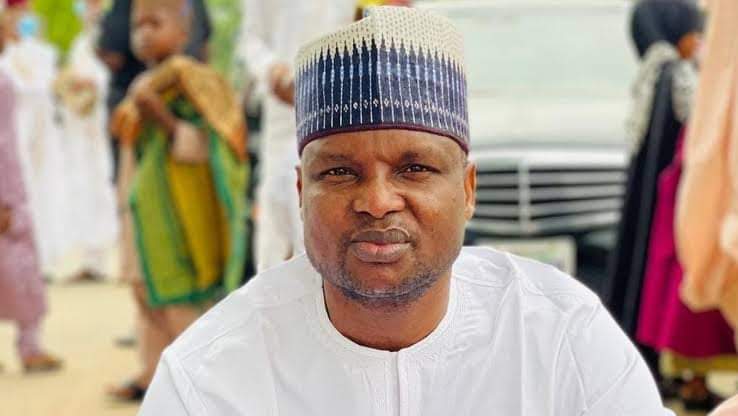 “Ina fama da hawan jini da ciwon siga”, in ji Abba Kyari yayin da ya ke ɗaure a hannun NDLEA “Ina fama da hawan jini da ciwon siga”, in ji Abba Kyari yayin da ya ke ɗaure a hannun NDLEA