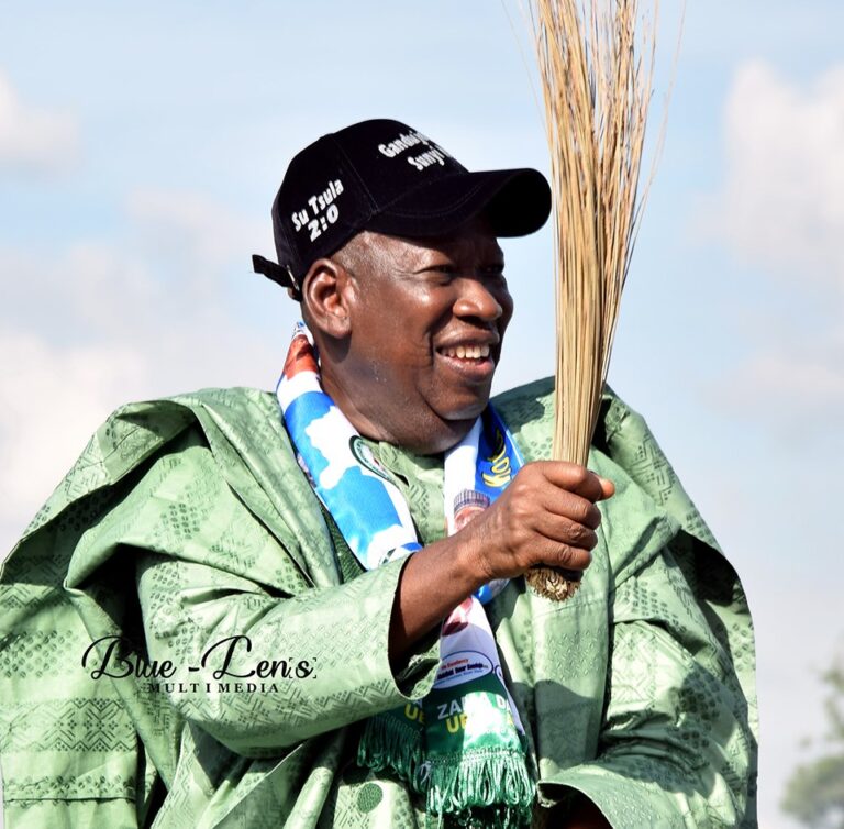 Ganduje ya ƙalubalanci Kwankwaso da shi ma ya nuna ƙarfin magoya baya a Kano Ganduje ya ƙalubalanci Kwankwaso da shi ma ya nuna ƙarfin magoya baya a Kano