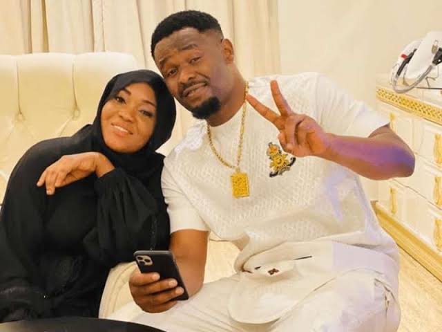 Fitacciyar mai goyon bayan Atiku Abubakar, Nana, ta baiwa jarumin Nollywood kyautar fili a Abuja Fitacciyar mai goyon bayan Atiku Abubakar, Nana, ta baiwa jarumin Nollywood kyautar fili a Abuja