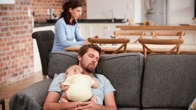 Maza na ɗaukar hutu a wajen aiki domin rainon jarirai a Australia Maza na ɗaukar hutu a wajen aiki domin rainon jarirai a Australia