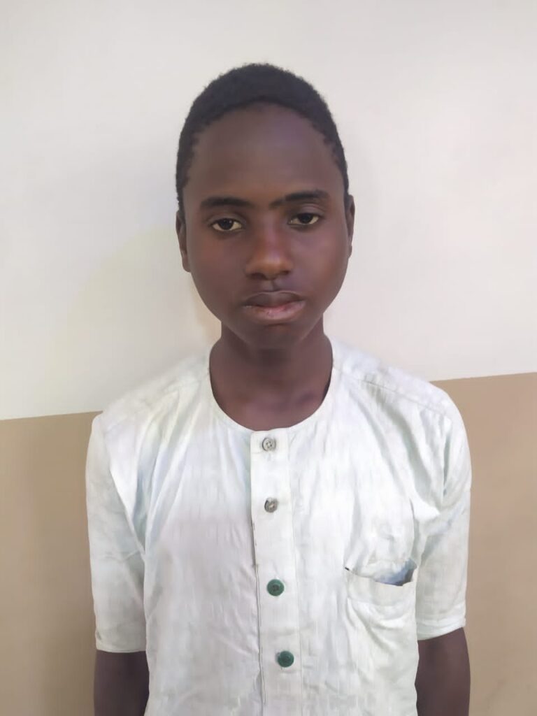 Ƴan Sanda a Kano sun kama wani matashi da ya cire wa almajiri ido domin yin layar zana Ƴan Sanda a Kano sun kama wani matashi da ya cire wa almajiri ido domin yin layar zana