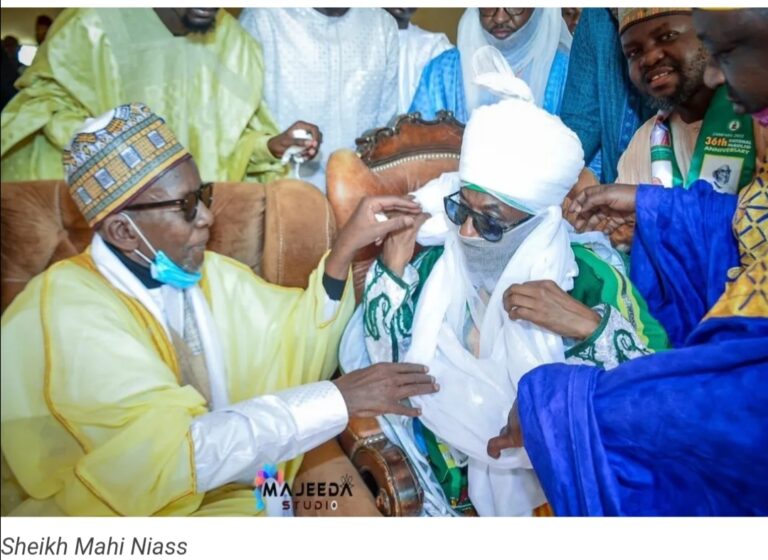 Sheikh Mahi Niass ya naɗa wa Sarki Sanusi rawanin zama shugaban Tijjaniyya na Nijeriya Sheikh Mahi Niass ya naɗa wa Sarki Sanusi rawanin zama shugaban Tijjaniyya na Nijeriya