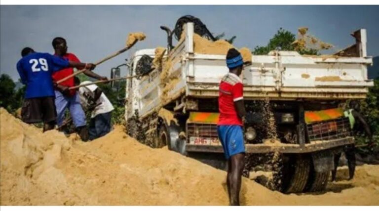 Mutane 5 sun rasu wajen ɗiban yashi a Kano Mutane 5 sun rasu wajen ɗiban yashi a Kano
