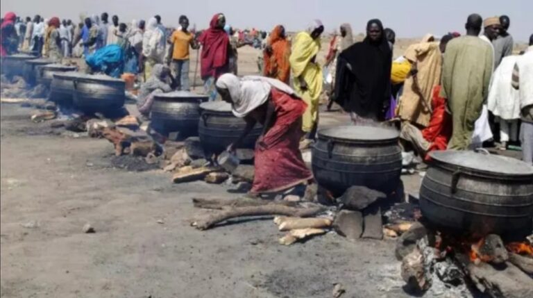 Ƴan gudun hijira sun koka kan zargin karkatar da katin biyan kuɗin abinci na wata-wata Ƴan gudun hijira sun koka kan zargin karkatar da katin biyan kuɗin abinci na wata-wata