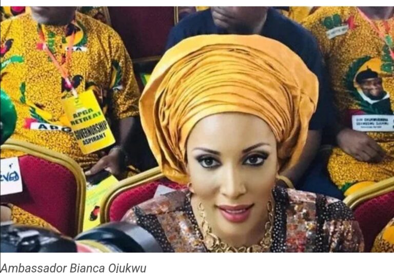 Yadda matar Obiano ta zabga wa matar Ojuku mari a wajen rantsar da Gwamna Soludo Yadda matar Obiano ta zabga wa matar Ojuku mari a wajen rantsar da Gwamna Soludo