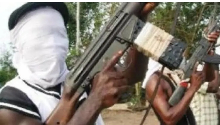 Ƴan bindiga sun yi garkuwa da mai juna-biyu tare da wasu matafiya 5 Ƴan bindiga sun yi garkuwa da mai juna-biyu tare da wasu matafiya 5