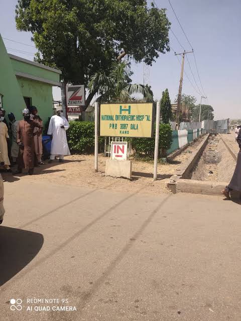 An kama matashin da yai basaja ya sace wayar masu jinya a asibitin ƙashi na Kano An kama matashin da yai basaja ya sace wayar masu jinya a asibitin ƙashi na Kano
