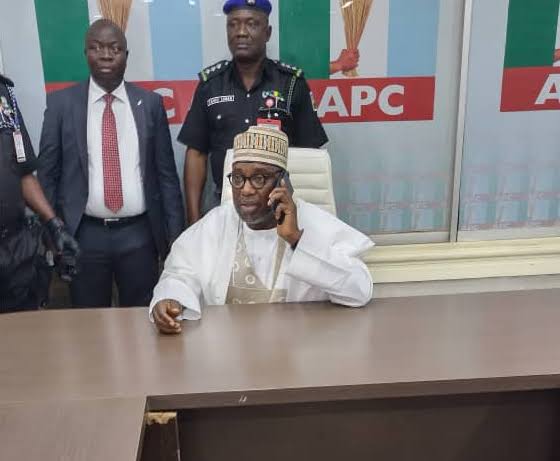 Rikicin APC: INEC ta ƙi karɓar takardar gayyatar taro da Sani Bello ya rubuta mata Rikicin APC: INEC ta ƙi karɓar takardar gayyatar taro da Sani Bello ya rubuta mata