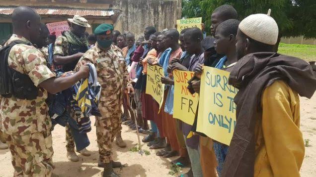 Boko Haram: Sojin Najeriya sun yaye sama da mayaƙa 500 kan sana’o’i da dama Boko Haram: Sojin Najeriya sun yaye sama da mayaƙa 500 kan sana’o’i da dama