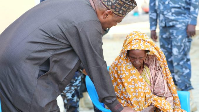 Zulum ya fara azumin Ramadan a mahaifarsa, Mafa, inda ya raba N76m da abinci ga mutane 15,327 Zulum ya fara azumin Ramadan a mahaifarsa, Mafa, inda ya raba N76m da abinci ga mutane 15,327