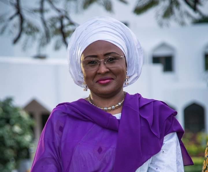 Aisha Buhari ta gayyaci ƴan takarar shugaban ƙasa shan ruwa a villa amma kada kowa ya je da waya Aisha Buhari ta gayyaci ƴan takarar shugaban ƙasa shan ruwa a villa amma kada kowa ya je da waya