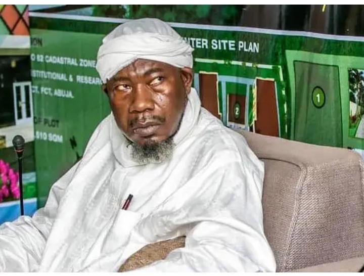 An dakatar da limamin Masallacin Apo, Sheikh Khalid saboda ya soki Buhari kan harin jirgin ƙasan Abuja-Kaduna An dakatar da limamin Masallacin Apo, Sheikh Khalid saboda ya soki Buhari kan harin jirgin ƙasan Abuja-Kaduna
