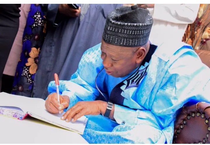 Ganduje ya naɗa sabon Shugaban Ma’aikata da Manyan Manyan Sakatarori Ganduje ya naɗa sabon Shugaban Ma’aikata da Manyan Manyan Sakatarori