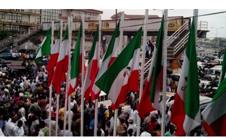 Ciki ya ɗuri ruwa bayan da kwamitin shiyya-shiyya ya miƙa rahotonsa ga uwar jam’iyar PDP Ciki ya ɗuri ruwa bayan da kwamitin shiyya-shiyya ya miƙa rahotonsa ga uwar jam’iyar PDP