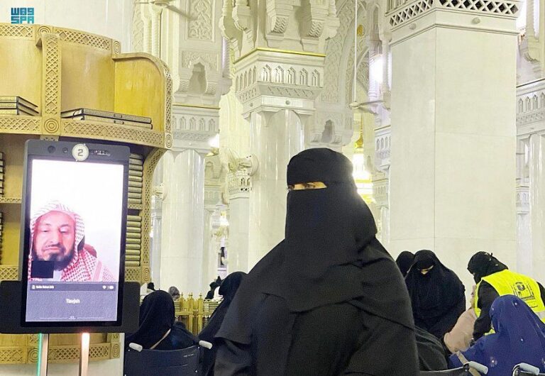 Saudiya ta samar da mutummutumi mai bada fatawa da Turanci da Hausa a Harami Saudiya ta samar da mutummutumi mai bada fatawa da Turanci da Hausa a Harami