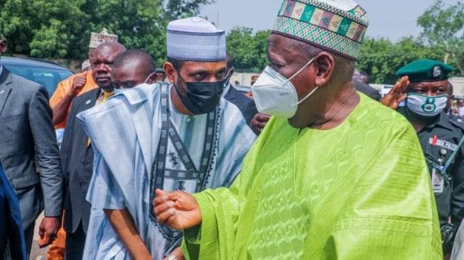 Rikicin APC a Kano: Ganduje da Barau sun bazama gidan Garo domin hana shi ficewa daga APC Rikicin APC a Kano: Ganduje da Barau sun bazama gidan Garo domin hana shi ficewa daga APC